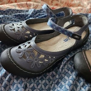 Women size 7.5 jbu shoes